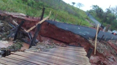 Ponte improvisada construída por moradores caiu devido às fortes chuvas em Quatá