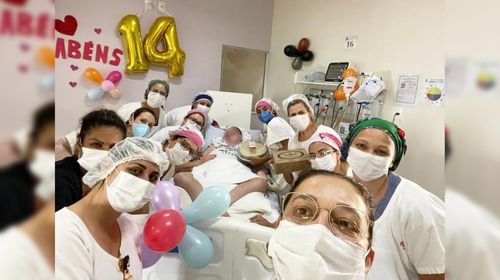 Adolescente que mora no hospital desde o nascimento ganha festa de aniversário surpresa dos médicos