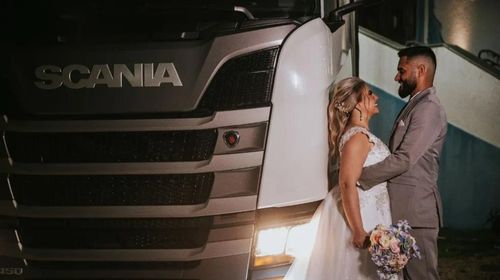 Casal vai para festa de casamento dirigindo caminhão em homenagem à profissão do noivo:  Nada tradicional