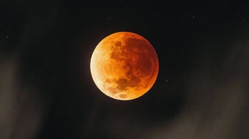 Eclipse lunar total desta terça (8) terá Lua de sangue; veja como acompanhar