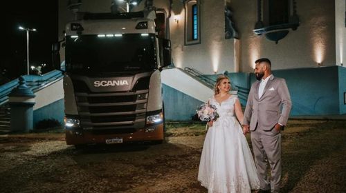 Casal vai para festa de casamento dirigindo caminhão em homenagem à profissão do noivo em Marília — Foto: Wagner Martins /Divulgação