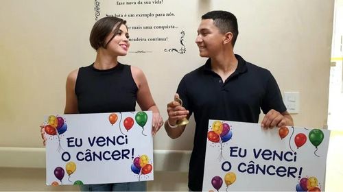 Casal que fez quimioterapia junto após descobrir mesmo câncer recebe alta e bate  Sino da Vitória