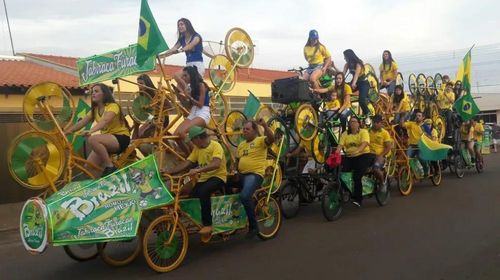 Copa do Mundo: bike com mais de 100 rodas e 48 lugares agita ruas nos jogos da Seleção no interior de SP
