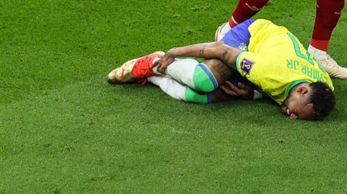 Neymar, no máximo, deverá ficar no banco nas oitavas. Rompimento de ligamentos segue incomodando