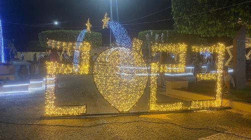 Em clima de Natal, Queiroz inaugura luzes na Praça Central (Foto/Cedida pelo Governo de Queiroz)