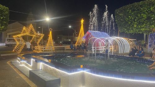 Em clima de Natal, Queiroz inaugura luzes na Praça Central