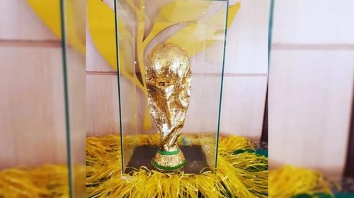 Confeiteiro monta taça da Copa do Mundo com chocolate folheado a ouro 24k no interior de SP
