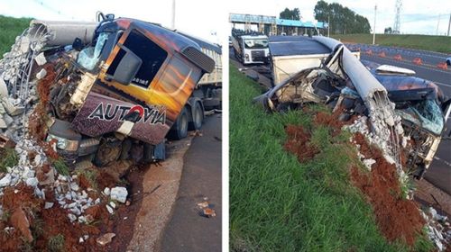 Acidente envolve caminhão e carreta no pedágio da SP-294, em Oriente