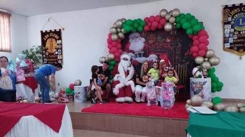 Projeto Força do Bem entrega presentes que crianças pediram ao Papai Noel (Foto/Reprodução Redes Sociais de Cris Gava (Cris Festas)