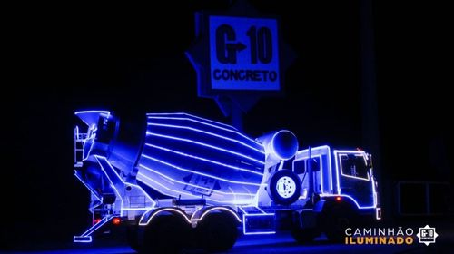 Caminhão iluminado da G10 Concreto percorre ruas de Tupã nesta quinta-feira (22)