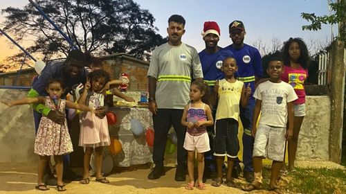 Menina de 6 anos faz festa de Natal para os coletores de lixo em Marília