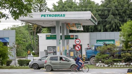 Preço da gasolina cai no Brasil pela quinta semana consecutiva