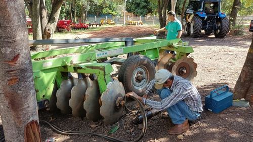 Implementos agrícolas da prefeitura recebem manutenção para 2023