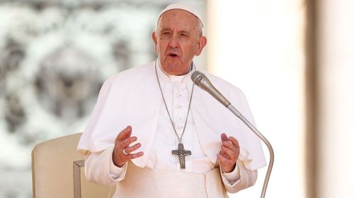 Papa pede oração por Bento XVI, que está 