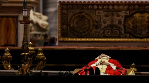 Milhares de pessoas acompanham funeral de Bento XVI no Vaticano