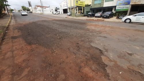 Faixa elevada da Avenida Tamoios é removida para recape da via