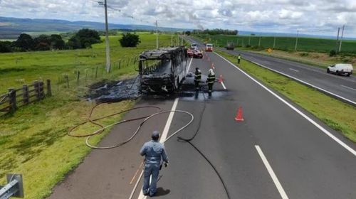 Ônibus sem passageiros pega fogo e fica destruído em rodovia de Marília