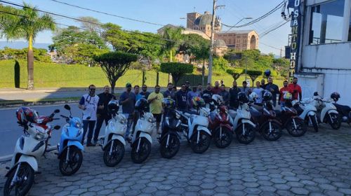 Os romeiros chamam atenção por onde passam, principalmente nos postos de combustíveis e pedágios. (Foto/Cedida por Jhonnatan Barbosa)