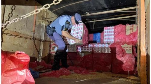 Motorista foi preso em flagrante por transportar 225 mil maços de cigarro sem documentação, em Parapuã (SP) — Foto: Polícia Rodoviária