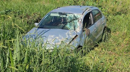 Carro capota, cai em ribanceira e motorista fica ferida entre Iacri e Bastos