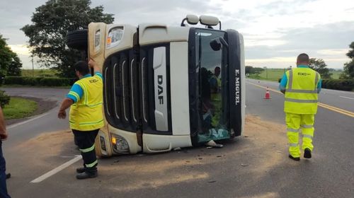 Carreta carregada com farelo de amendoim tomba em trevo de acesso da SP-294 a Iacri