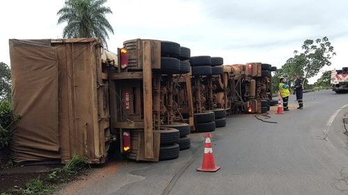 Carreta tombou no trevo de acesso a Iacri nesta terça-feira — Foto: João Trentini / Divulgação