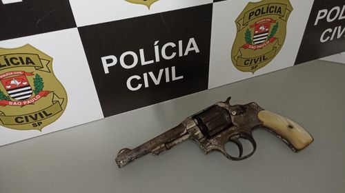 Arma desmuniciada é apreendida com garoto de 14 anos em escola de Queiroz/Foto: cedida