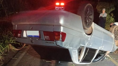 Motorista capota carro ao desviar de árvore caída na vicinal Tupã/Bastos