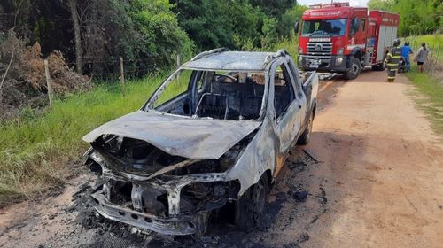 Carro pega fogo em estrada rural próxima ao Trevo do Chaparral em Tupã