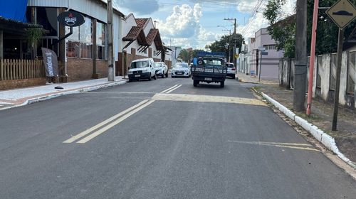 Em breve será proibido estacionar em um dos lados da rua Nhambiquaras