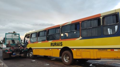 Colisão entre ônibus e caminhão deixa três pessoas feridas na Rodovia Assis Chateaubriand, em Parapuã/Foto: João Mário Trentini