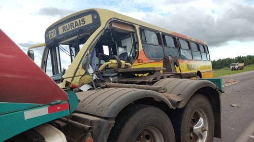 Colisão entre ônibus e caminhão deixa três pessoas feridas na Rodovia Assis Chateaubriand, em Parapuã