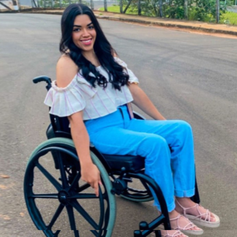 Jovem paraplégica realiza leilão beneficente para pagar tratamento fisioterapêutico em Borá
