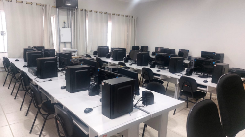 Prefeitura de Queiroz investe mais de R$ 100 mil em novos computadores para sala de informática