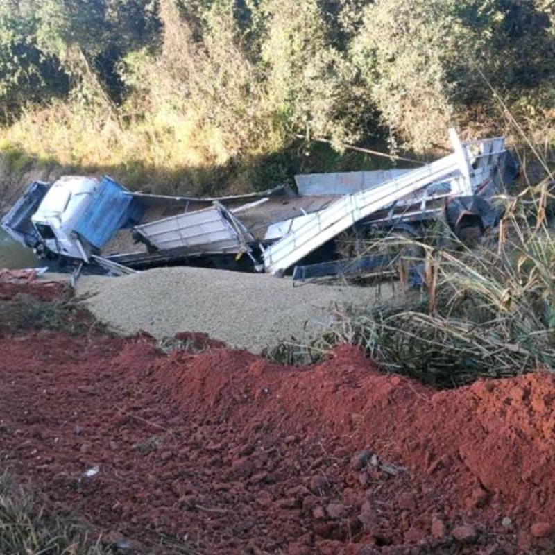 Acidente envolvendo ônibus e carreta deixa dez trabalhadores rurais feridos em Parapuã