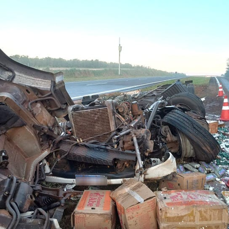 Caminhão de Bastos com carga de ovos se envolve em acidente na SP-294 em Garça