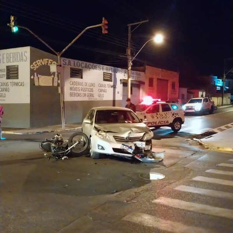 Acidente no cruzamento das ruas Nhambiquaras e Brasil deixa motociclista ferido
