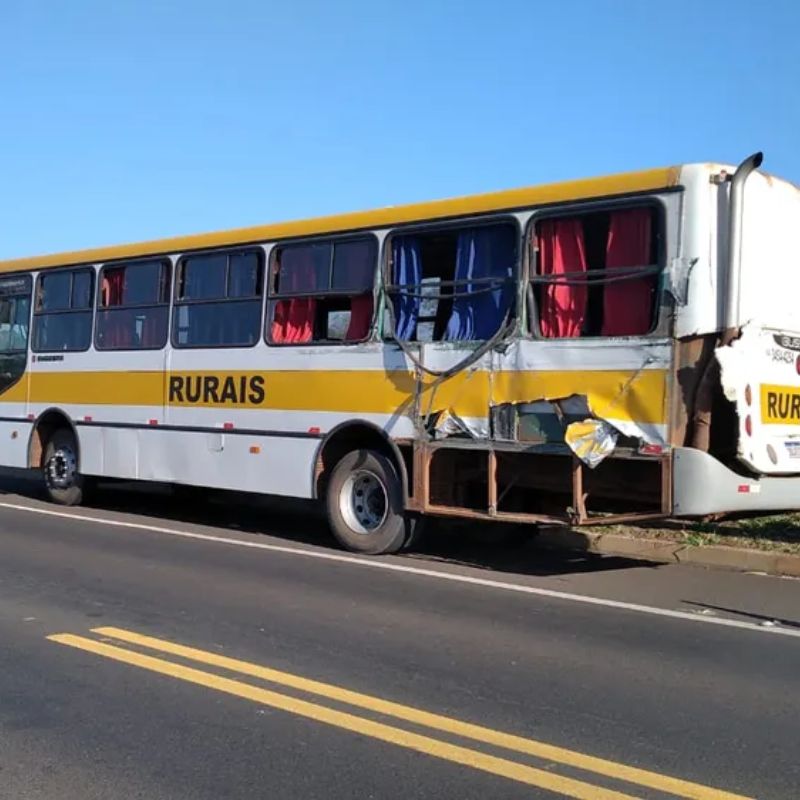 Colisão entre caminhão e ônibus de trabalhadores rurais deixa cinco passageiros feridos, em Parapuã