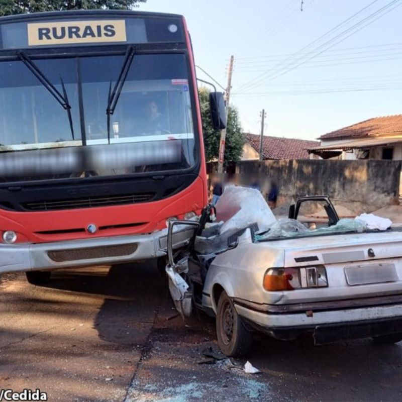 Homem de 63 anos fica ferido após colisão entre carro e ônibus em Bastos
