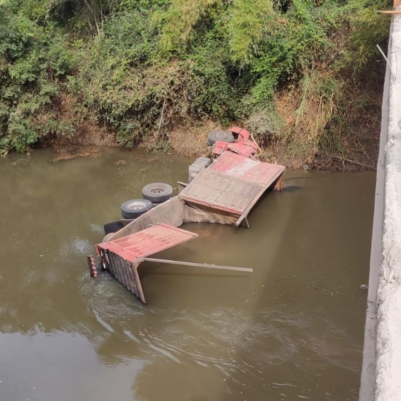 Motorista morre após perder controle de caminhão e cair no Rio do Peixe