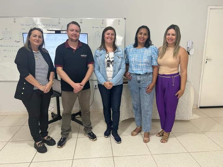 Enriquecendo a prática pedagógica: Professores de Queiroz participam de formação em uso de ferramentas tecnológicas