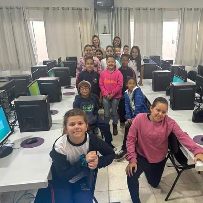 Secretaria de Educação de Queiroz reinicia aulas de informática para alunos do ensino fundamental