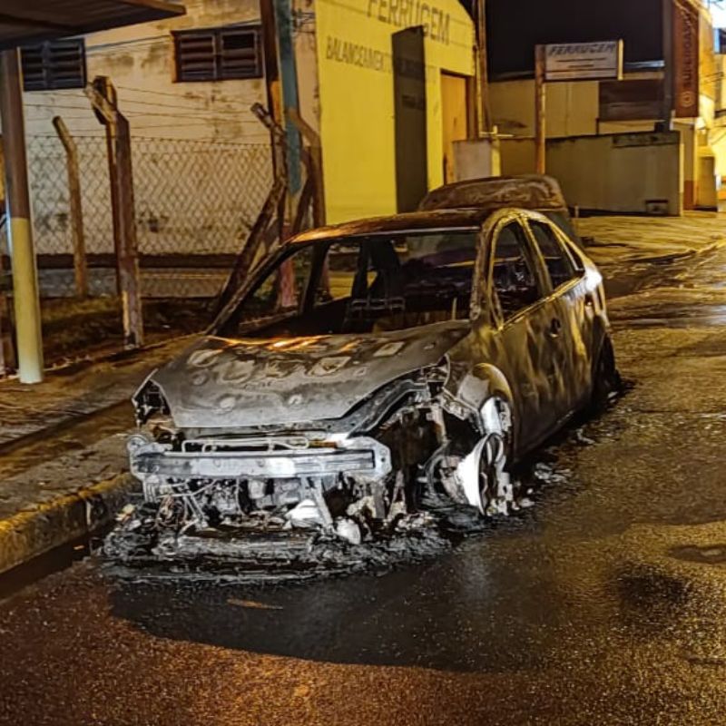 Incêndio consome veículo Fiesta na Rua Brasil em Tupã