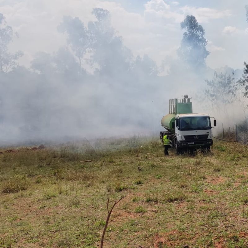Incêndio mobiliza Corpo de Bombeiros e funcionários de olaria na região do Parque Industrial II em Tupã