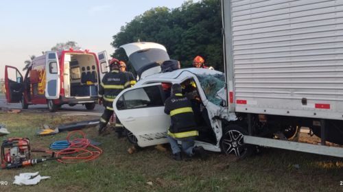 Acidente na SP-294 em Tupã deixa motorista preso às ferragens após colisão com caminhão