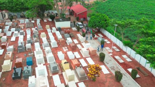 Prefeitura de Queiroz realiza manutenção no Cemitério Municipal em preparação para o Dia de Finados