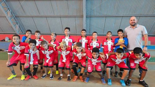 Prefeitura de Queiroz entrega uniformes para escolinha de futebol