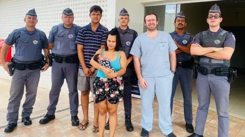 Policiais militares adotam ‘Manobra de Heimlich’ e ajudam a salvar vida de bebê de apenas 20 dias engasgada com leite materno