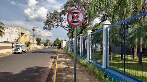 Proibição de estacionamento em um dos lados Nhambiquaras começa a ser fiscalizada