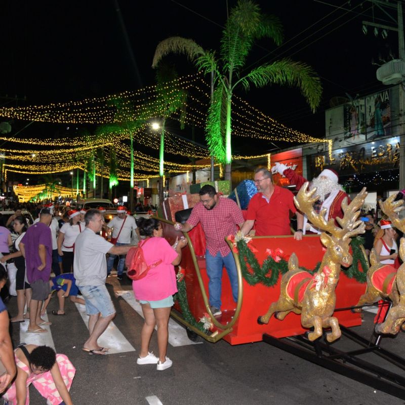 Papai Noel realiza a tradicional descida de trenó pelas ruas de Tupã